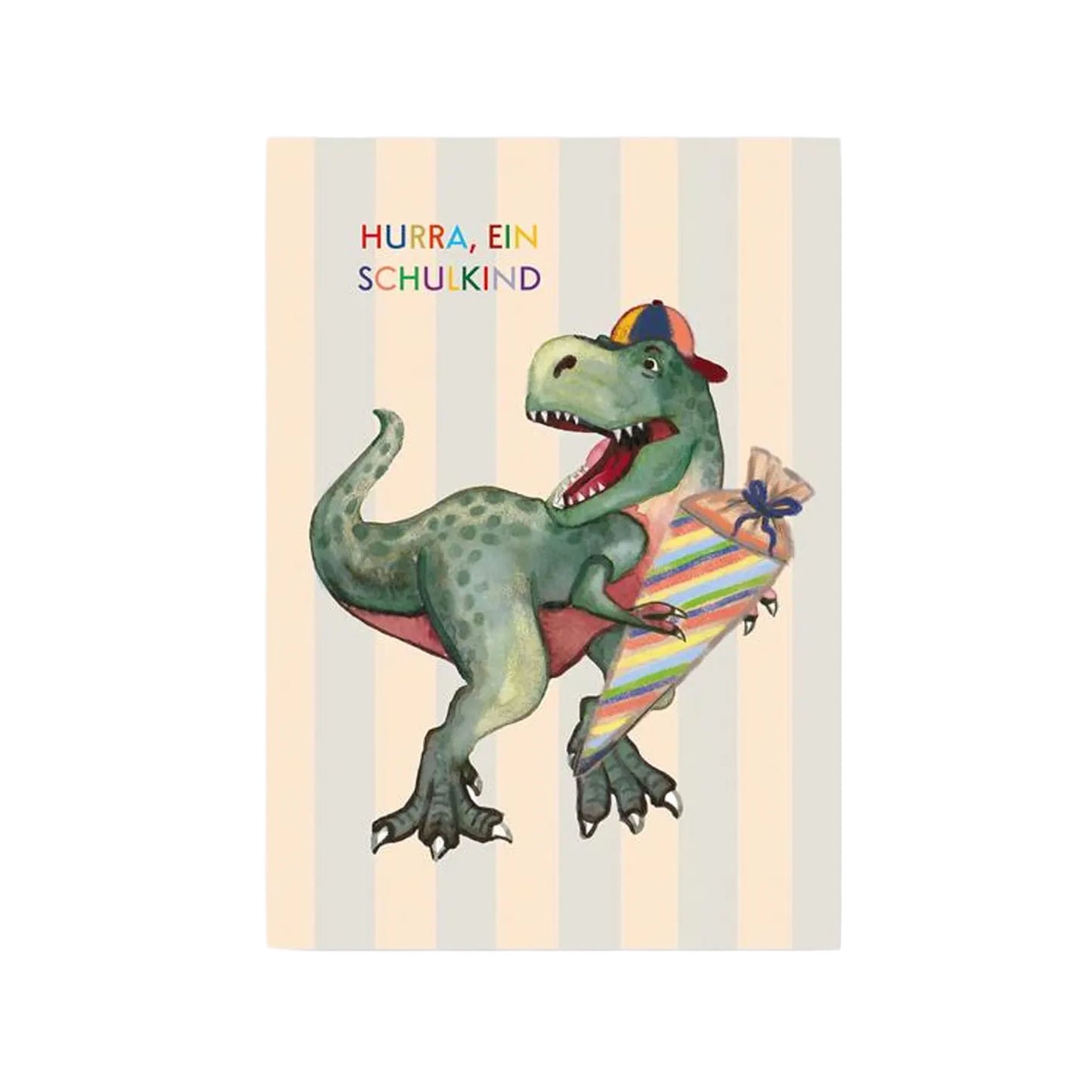 Aquarell-Postkarte mit einem grünen Tyrannosaurus Rex. Der Dinosaurier trägt eine bunte Kappe, eine gestreifte Schultüte und hat einen fröhlichen Gesichtsausdruck. Über ihm steht in bunten Buchstaben: "HURRA, EIN SCHULKIND". Der Hintergrund ist gestreift in Pastelltönen.