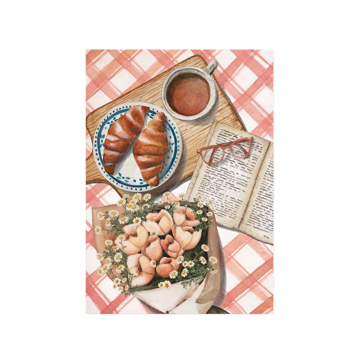 Zwei Croissants auf blau-weißem Teller, Tasse Kaffee, aufgeschlagenes Buch mit roter Brille und Blumenstrauß auf rot-weiß kariertem Tischtuch.