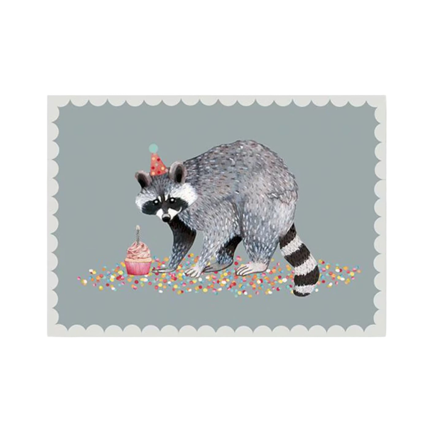 Ein niedlicher Waschbär mit Partyhut, der andächtig vor einem Cupcake mit brennender Kerze steht. Das Motiv ist auf einem grauen Hintergrund mit einem dekorativen gewellten Rand platziert und von bunten Konfetti-Punkten umgeben.
