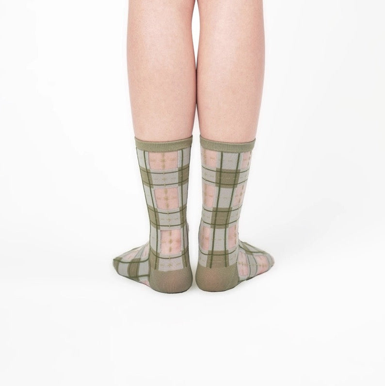 Nahaufnahme der PAPERSELF Tartan Socken zeigt das feine, transparente Gewebe und die präzisen, handgeschnittenen Details des Karomusters.