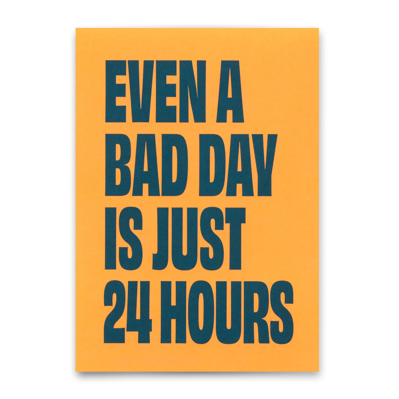 Diese Postkarte verfügt über eine kräftige Typografie auf einem leuchtend orangefarbenen Hintergrund mit der motivierenden Botschaft "EVEN A BAD DAY IS JUST 24 HOURS" in großen, dunklen blaugrünen oder marineblauen Buchstaben.
