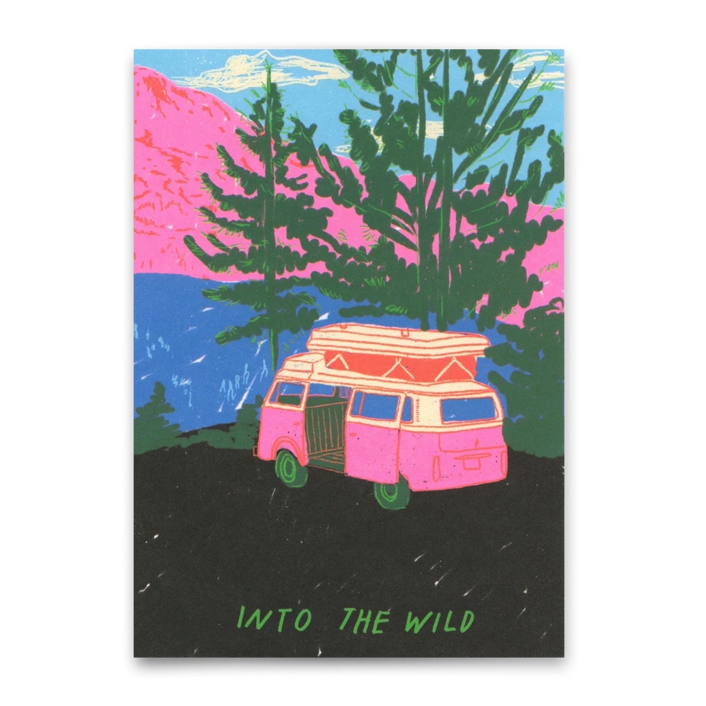 Rosa Campingbus mit offenem Seitentür, umgeben von Bäumen und Bergen, Text 'INTO THE WILD' am unteren Rand