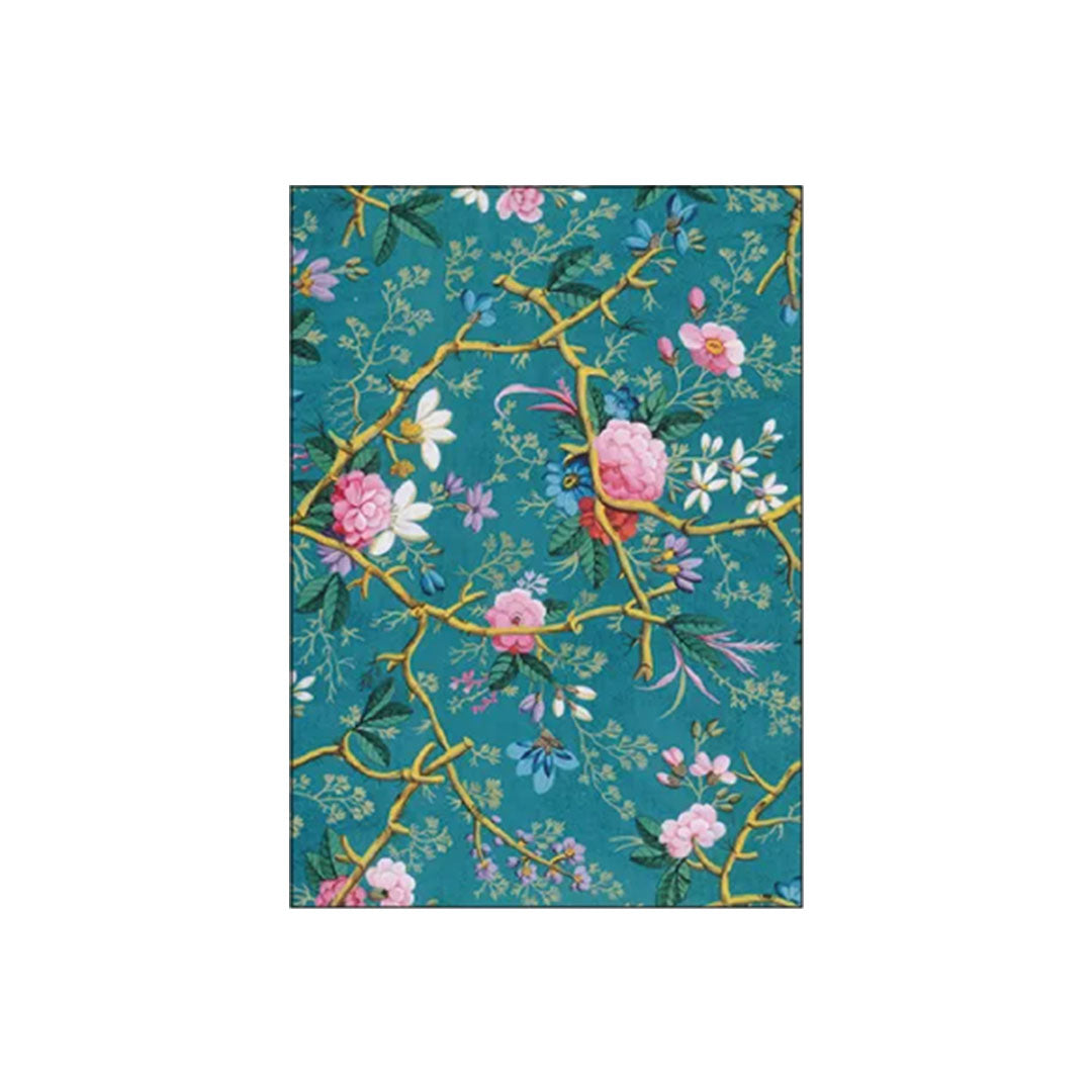 Botanisches Textilmuster von William Kilburn auf kräftigem türkisfarbenem Hintergrund. Dicke, goldgelbe, bambusähnliche Reben winden sich über die Fläche, geschmückt mit rosa Pfingstrosen, weißen Blüten und kleinen violetten Akzenten im Rokoko-Stil.