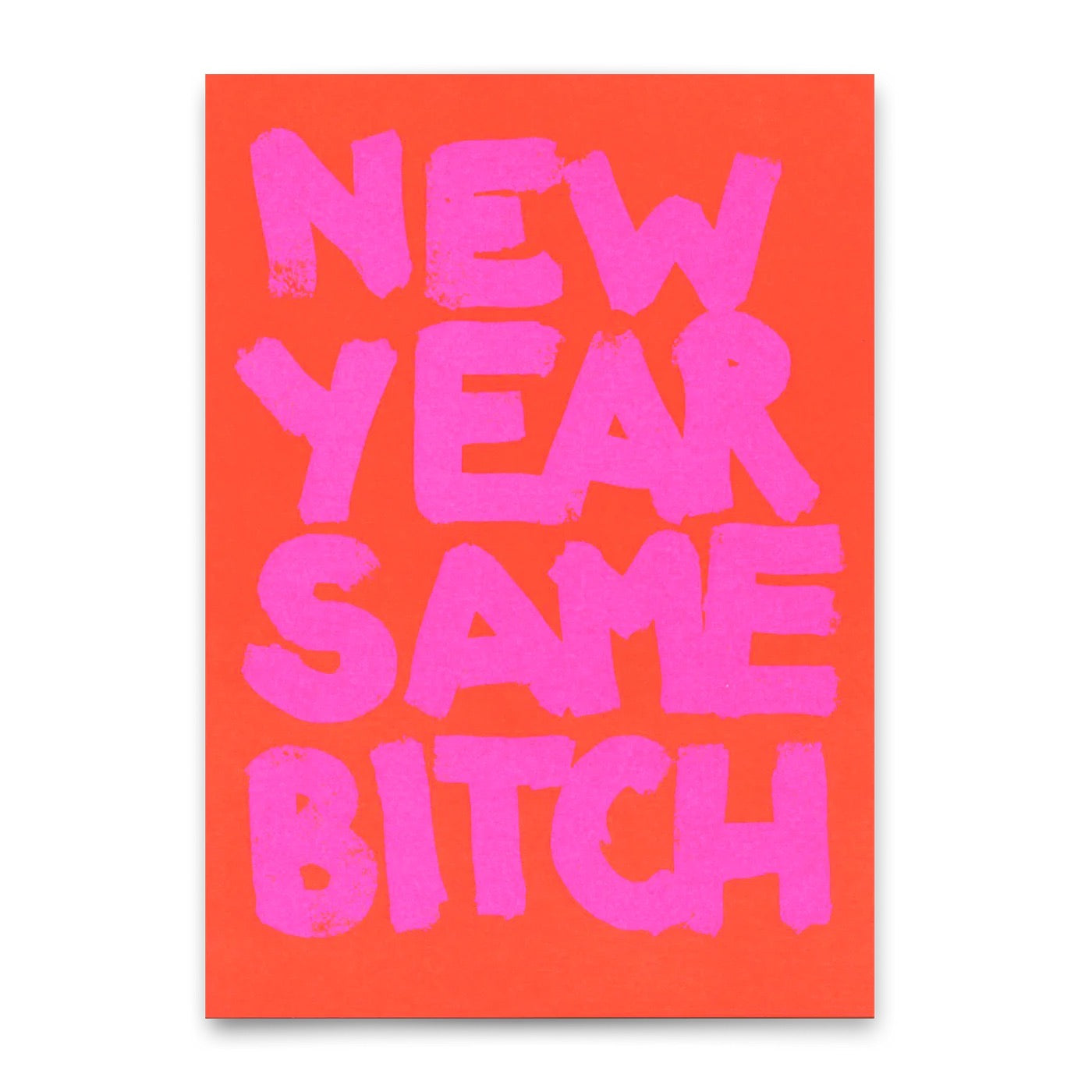 Diese Postkarte zeigt kräftige, handgemalte Typografie auf einem leuchtend korallenroten Hintergrund. Der Text lautet "NEW YEAR SAME BITCH" in großen, klobigen rosa Buchstaben, die mit einem Pinsel gemalt zu sein scheinen, was ihnen eine organische, leicht unvollkommene Textur verleiht.