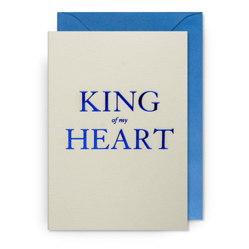 Elegante Grußkarte in Creme mit der blauen Metallic-Aufschrift „KING of my HEART“ und einem passenden blauen Briefumschlag.