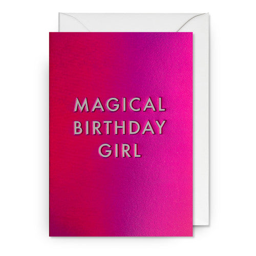 Glänzende Metallic-Pink Grußkarte mit der silber-abgesetzten Aufschrift „MAGICAL BIRTHDAY GIRL“ und weißem Umschlag.
