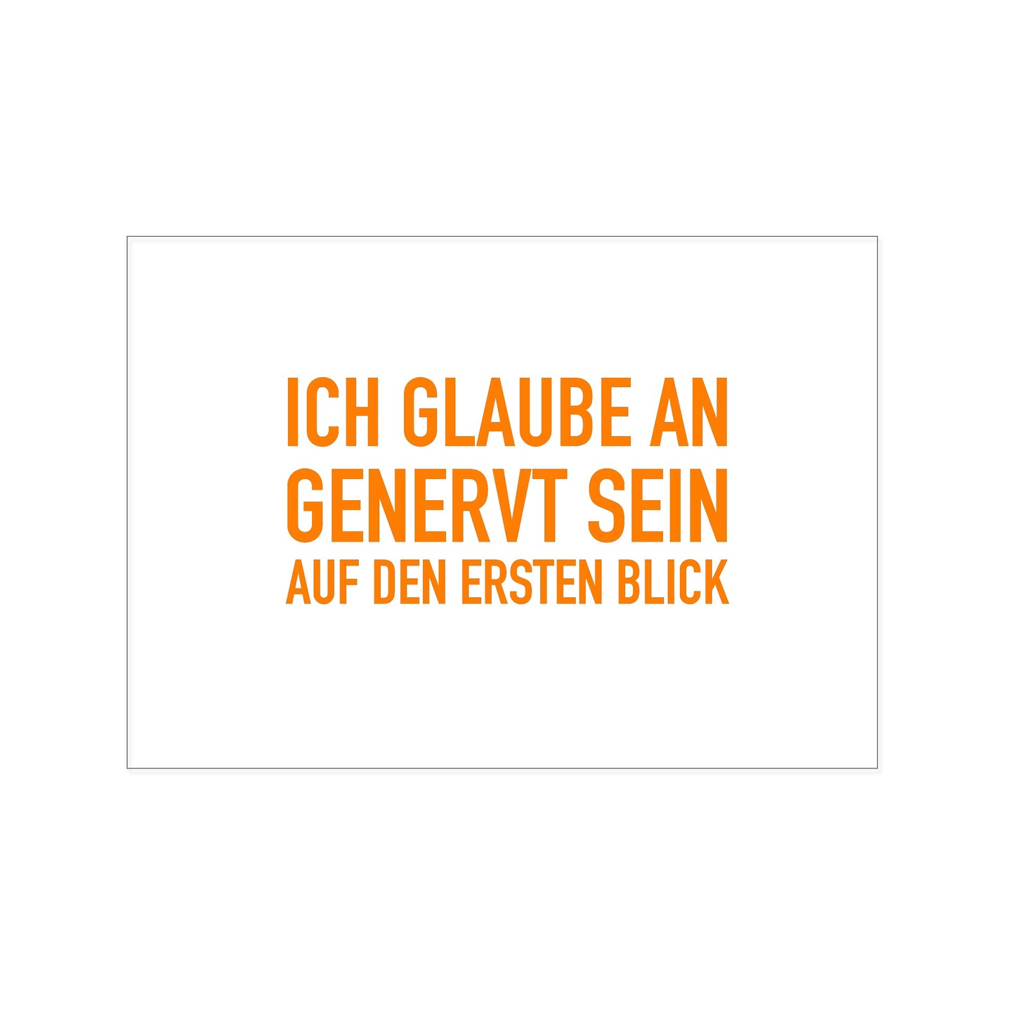 Postkarte im Querformat mit weißem Hintergrund. In der Mitte steht in einer serifenlosen, kräftig orangefarbenen Blockschrift der dreizeilige Text: „ICH GLAUBE AN GENERVT SEIN AUF DEN ERSTEN BLICK“.