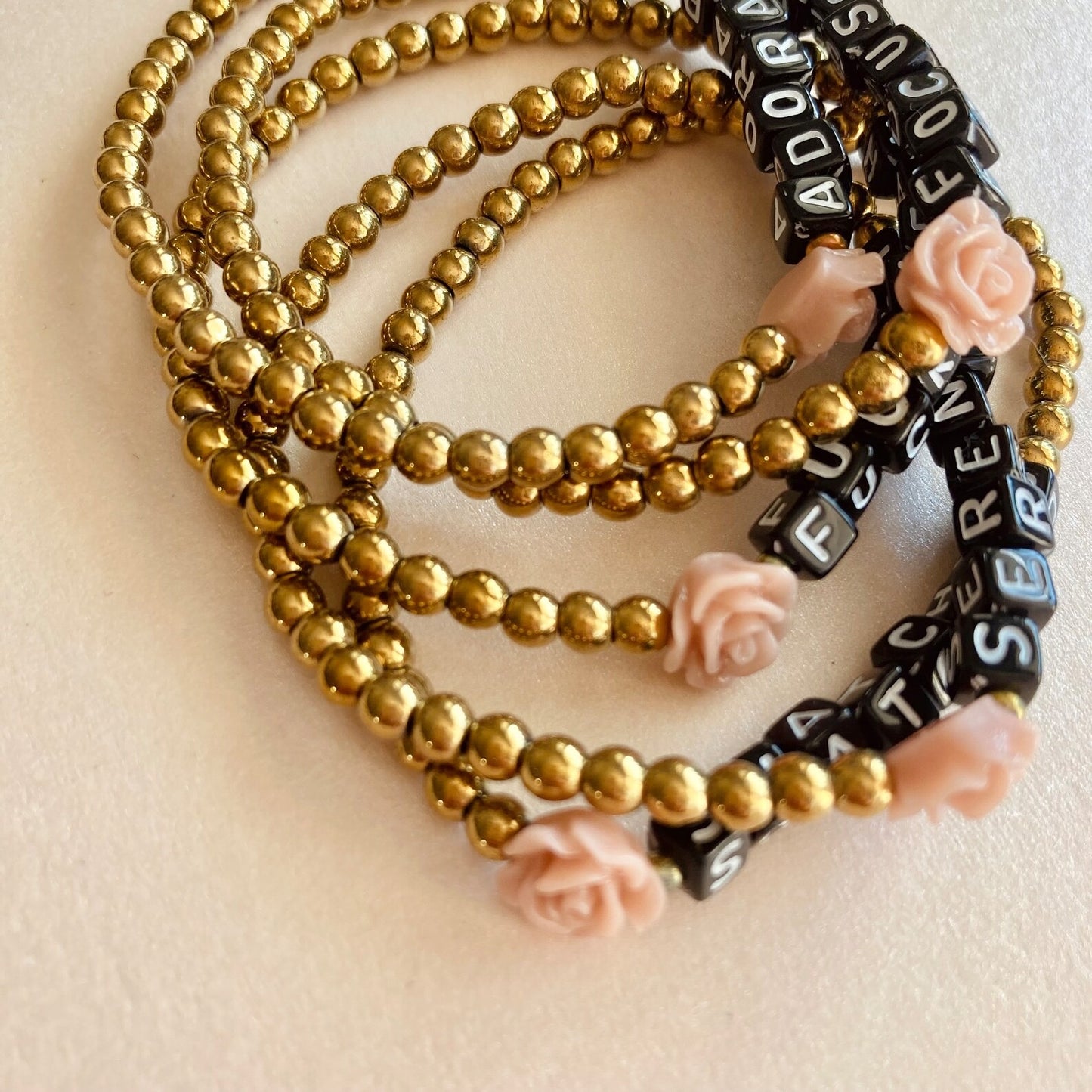 statement armbänder Seitenansicht