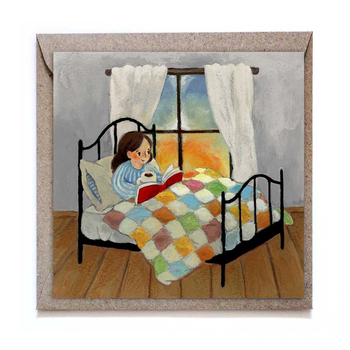 Quadratische Studio Satsch Grußkarte mit einer gemalten Szene im Schlafzimmer: Ein Mädchen sitzt im Bett mit einer bunten Patchwork-Decke, liest ein Buch und hält eine Tasse, im Hintergrund ein Fenster mit Vorhängen.