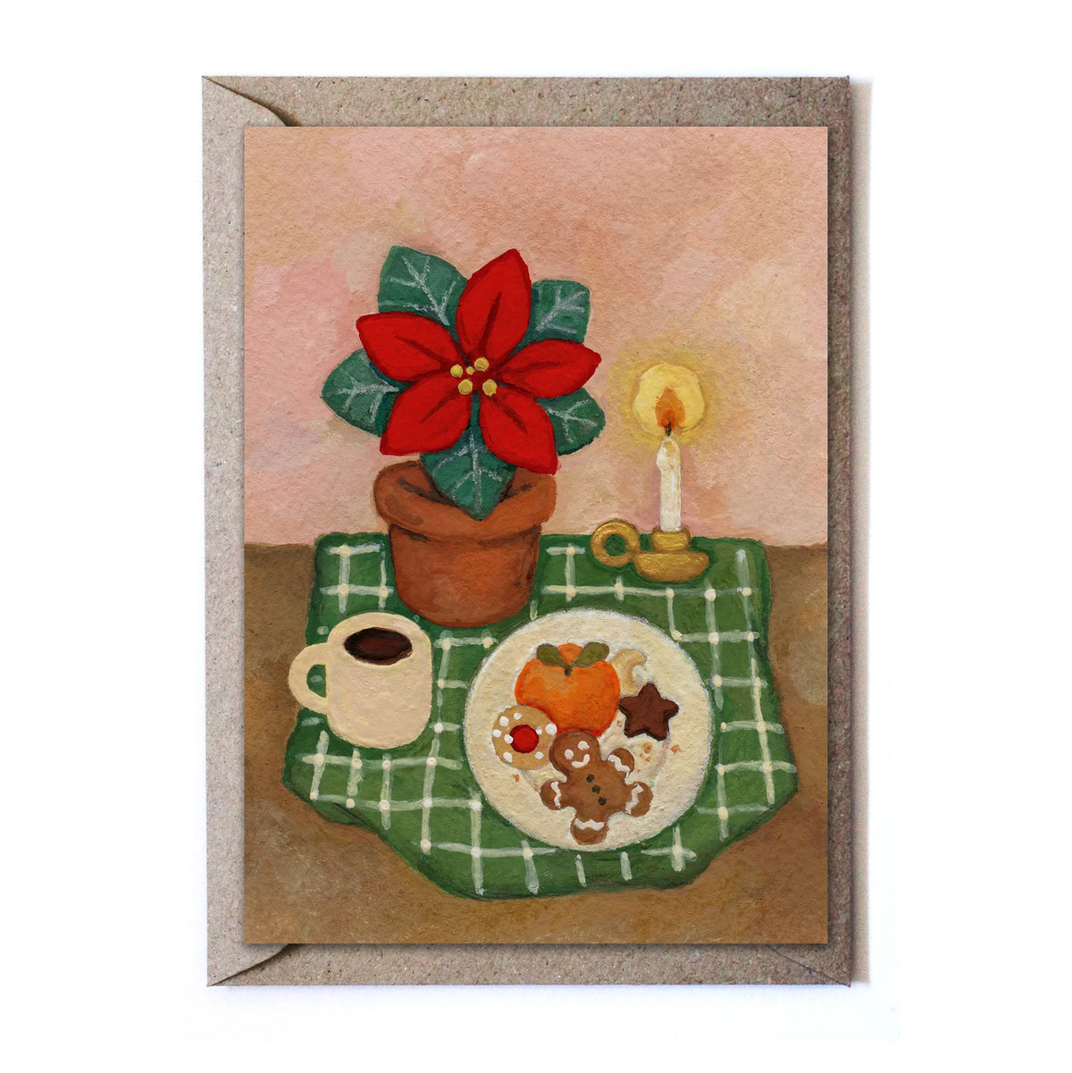 Studio Satsch Grußkarte mit einem herbstlich-winterlichen Stillleben: Ein roter Weihnachtsstern im Topf, eine brennende Kerze, eine Kaffeetasse und ein Teller mit Lebkuchenmann und Weihnachtskeksen auf einer grün karierten Decke.
