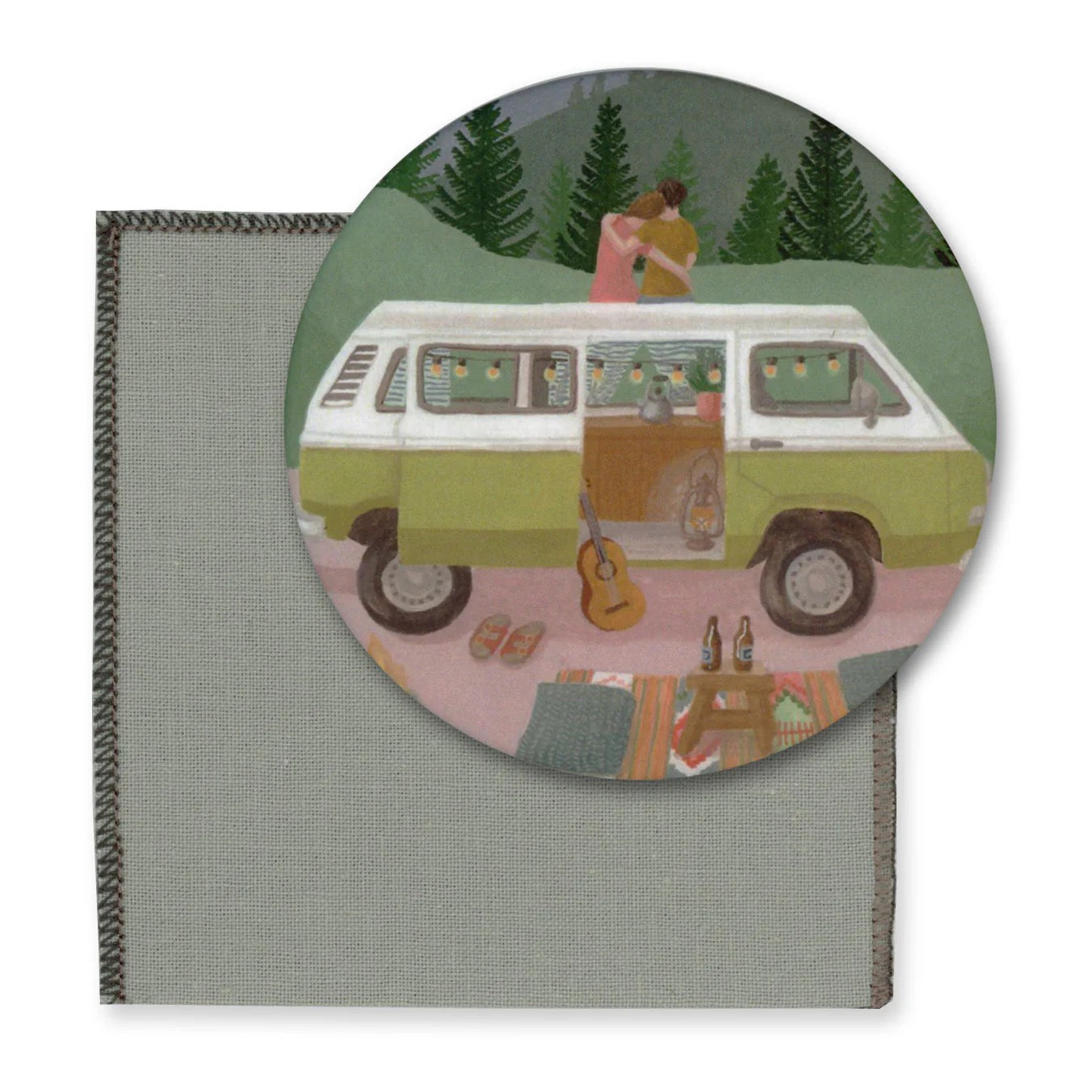 Runder Taschenspiegel mit einer Camping-Illustration: Ein Paar steht auf einem grün-weißen Bulli mit Lichterkette. Im Vordergrund befinden sich eine Gitarre, Getränke und eine Picknickdecke vor einer Waldkulisse.