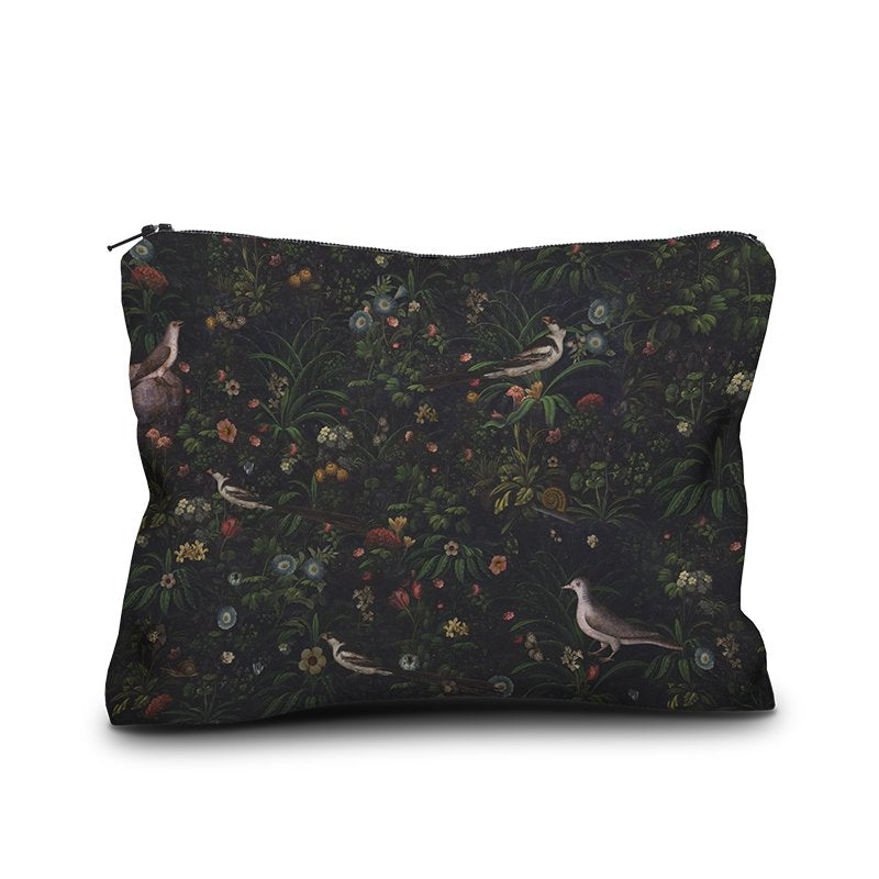 Eine rechteckige Kosmetiktasche mit Reißverschluss, bedruckt mit einem dunkelgrünen, detailreichen botanischen Muster im Stil eines klassischen Ölgemäldes. Das Motiv zeigt ein dichtes Dickicht aus Gräsern, kleinen bunten Blumen und Blättern auf einem fast schwarzen Hintergrund. Zwischen den Pflanzen sind verschiedene naturgetreu gemalte Vögel sowie vereinzelt kleine Schneckenhäuser zu sehen.