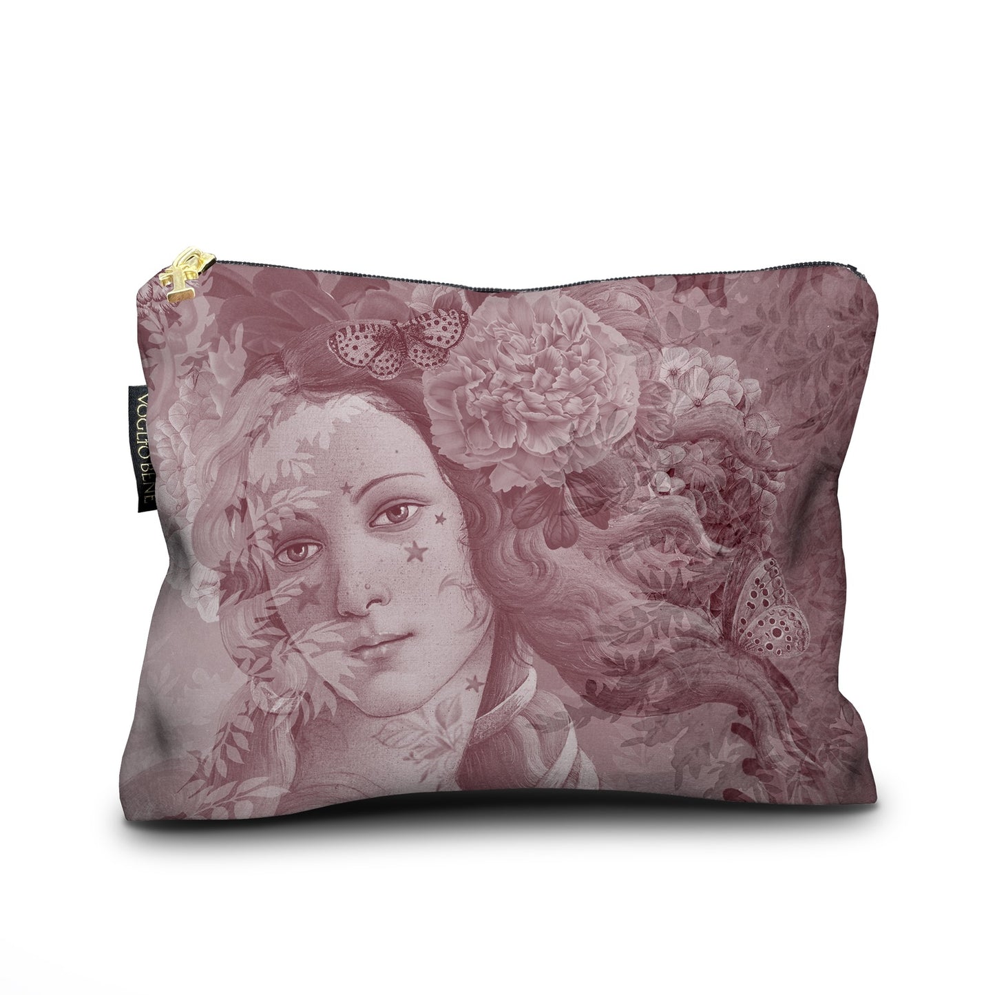 Eine Kosmetiktasche aus Stoff in staubigen Altrosa- und Mauvetönen. Aufgedruckt ist die Nahaufnahme eines klassischen Renaissance-Frauengesichts mit Tätowierungen in Sternform auf den Wangen, umrahmt von Blumen und Schmetterlingen im Haar. Das Design ist im monochromen Vintage-Stil gehalten. Die Tasche hat einen goldenen Reißverschluss und ein kleines schwarzes Markenetikett an der Seite.