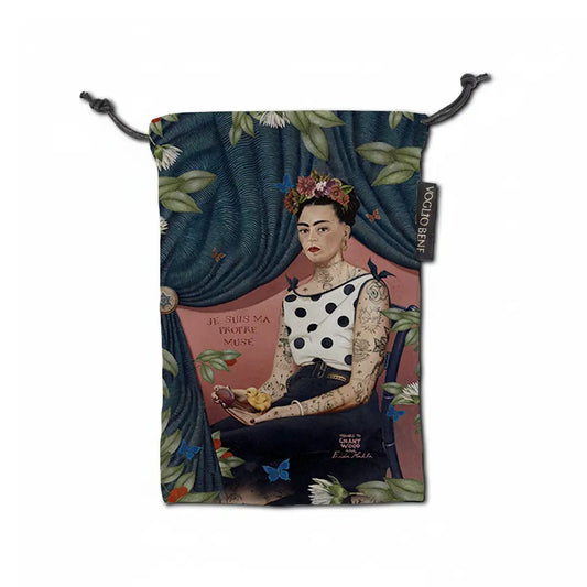 Exklusiver Samtbeutel VOGLIO BENE mit tätowierter Frida Kahlo, Blumenkrone und dem Zitat "Je suis ma propre muse".