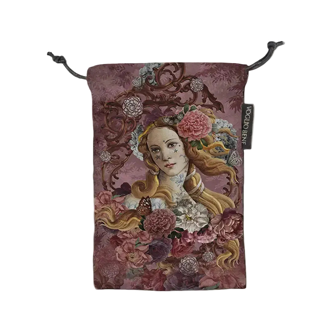 VOGLIO BENE Samtbeutel Motiv Venus von Botticelli mit Tattoos und üppigem Blumenschmuck auf rosa Hintergrund.