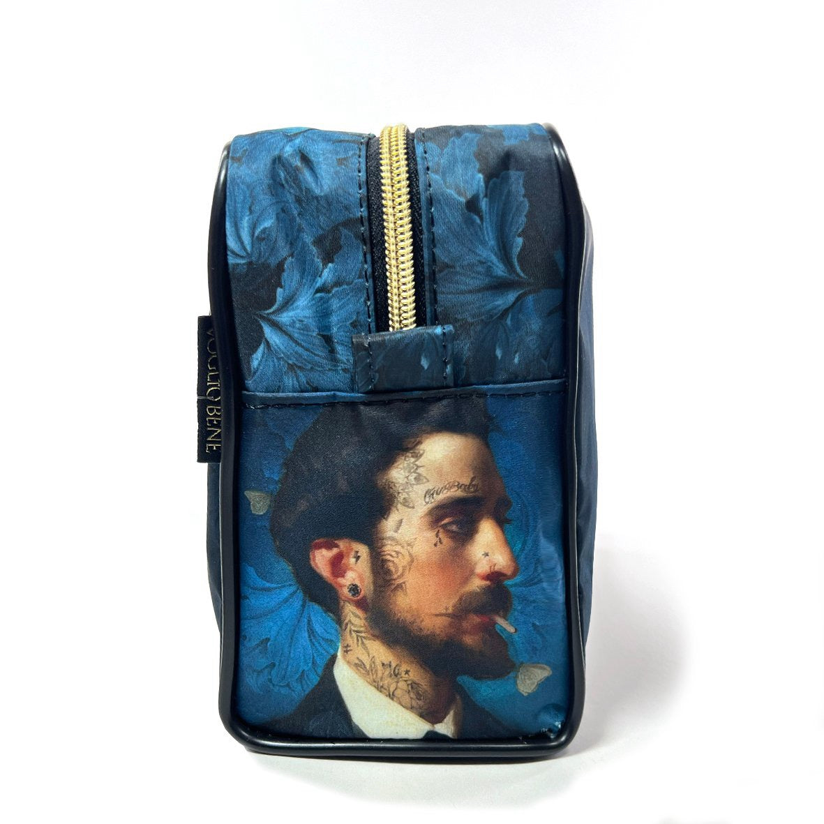 Kulturtasche mit Motiv eines Mannes im schwarzen Anzug und weißem Hemd vor blauem von der Hintergrund von der Seite