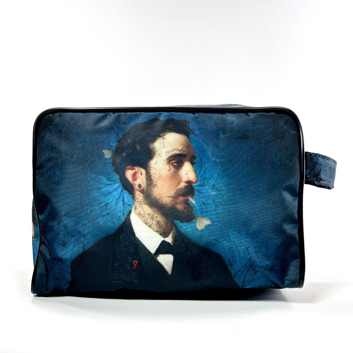 Kulturtasche mit Motiv eines Mannes im schwarzen Anzug und weißem Hemd vor blauem Hintergrund