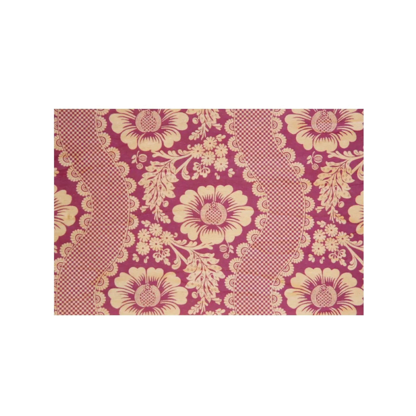 Eine Holzpostkarte mit einem vollflächigen, eleganten Barock-Muster in Dunkelrosa und Creme. Das Design zeigt stilisierte Blüten und geschwungene Bänder mit feiner Gitterstruktur auf hellem Holzgrund.