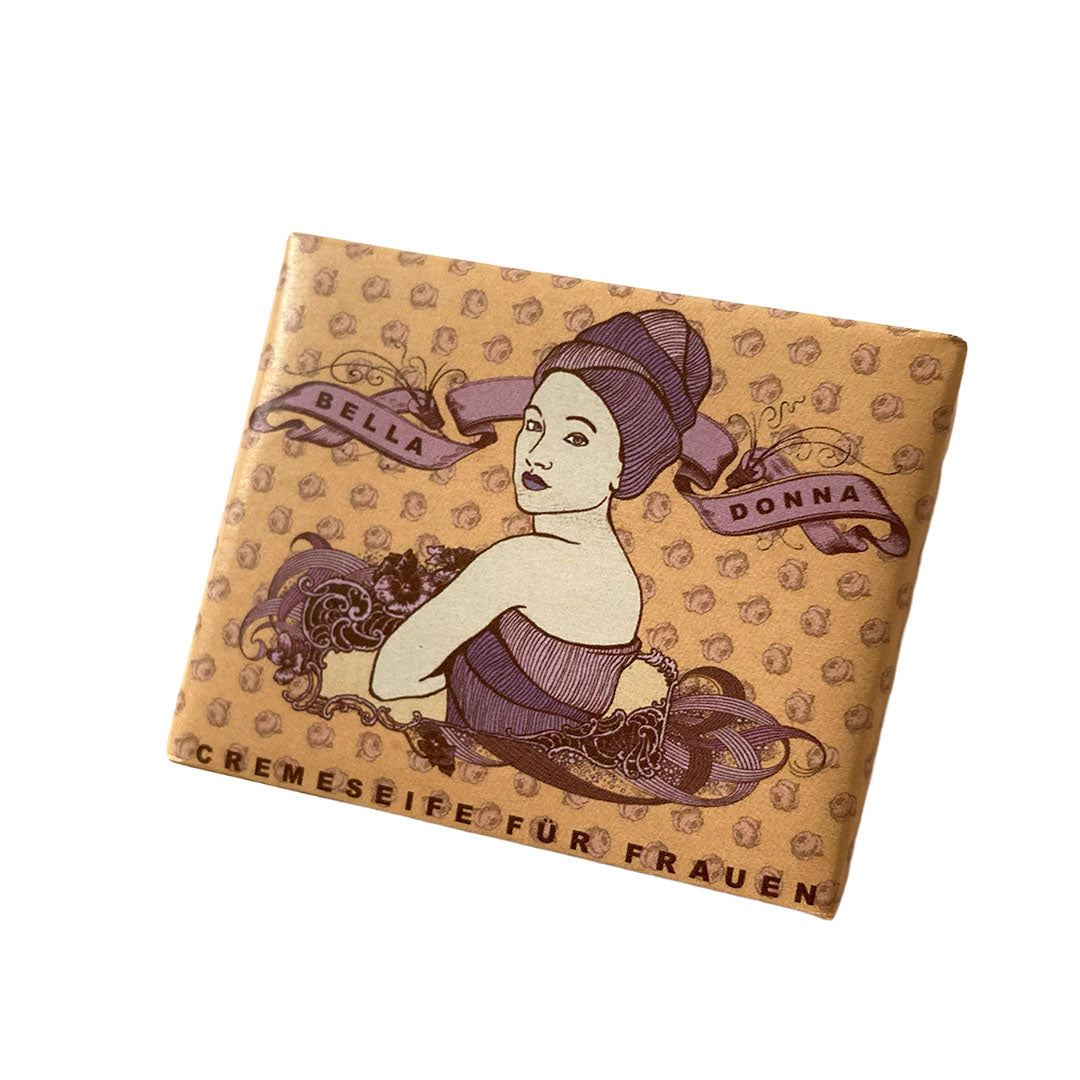 Naturbeige Bella Donna Buttermilchseife von 1000&1 Seife in einer von Kat Menschik illustrierten Vintage-Papierverpackung
