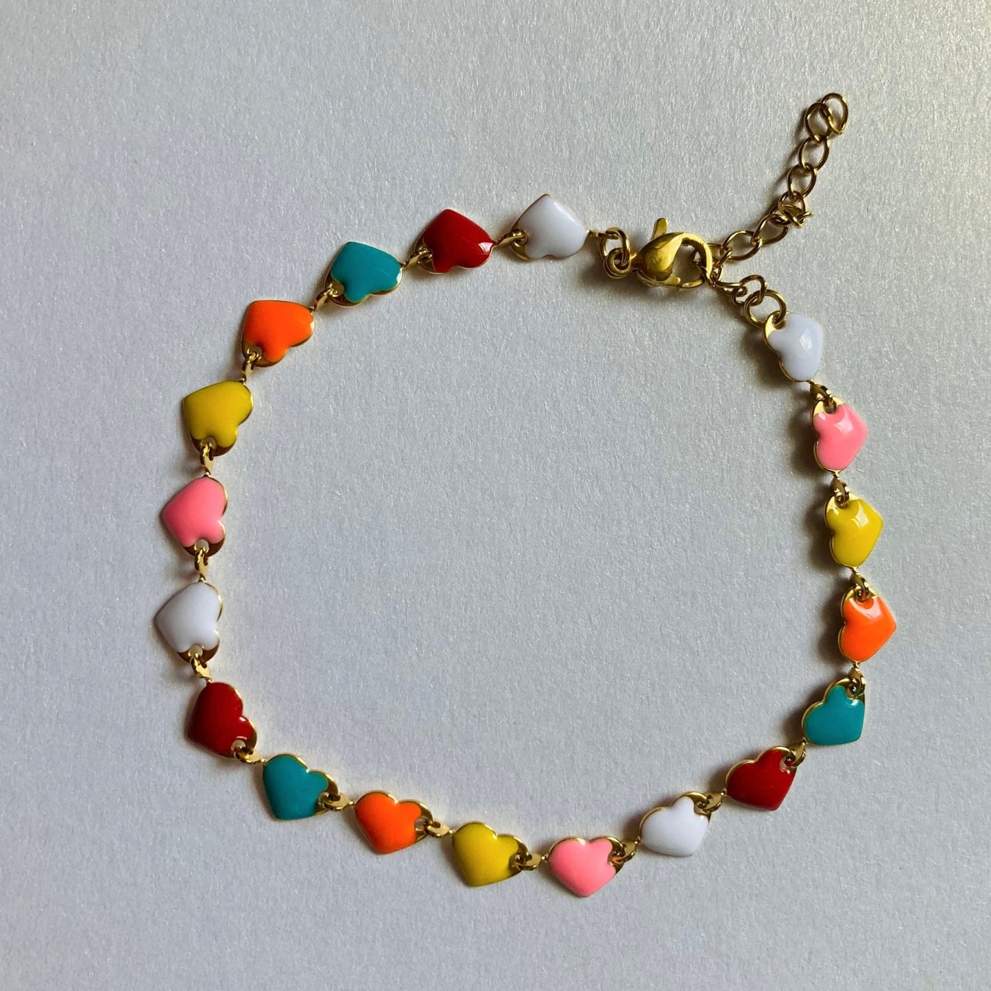 Verspieltes Armband mit bunten Herzen im Retrostyle