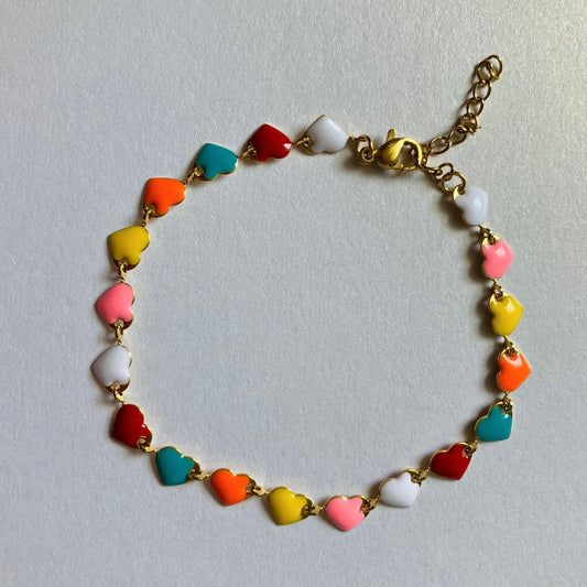 Verspieltes Armband mit bunten Herzen im Retrostyle