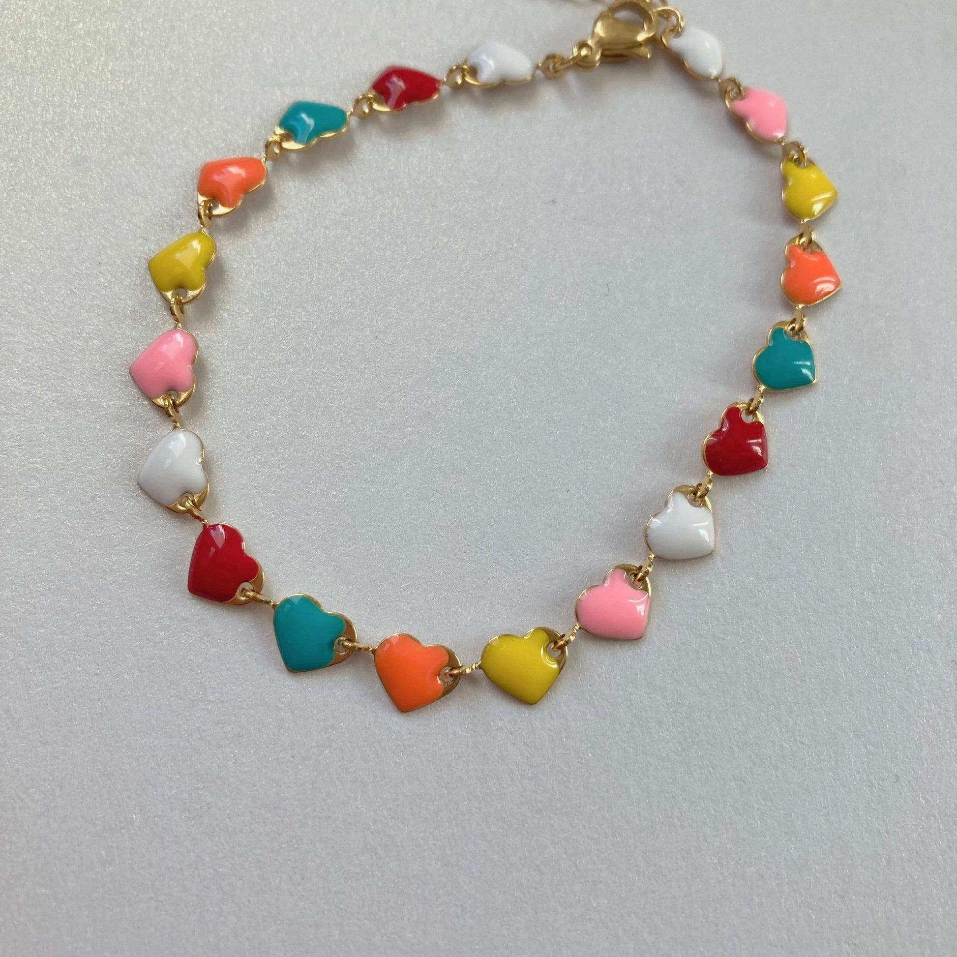 Verspieltes Armband mit bunten Herzen im Retrostyle