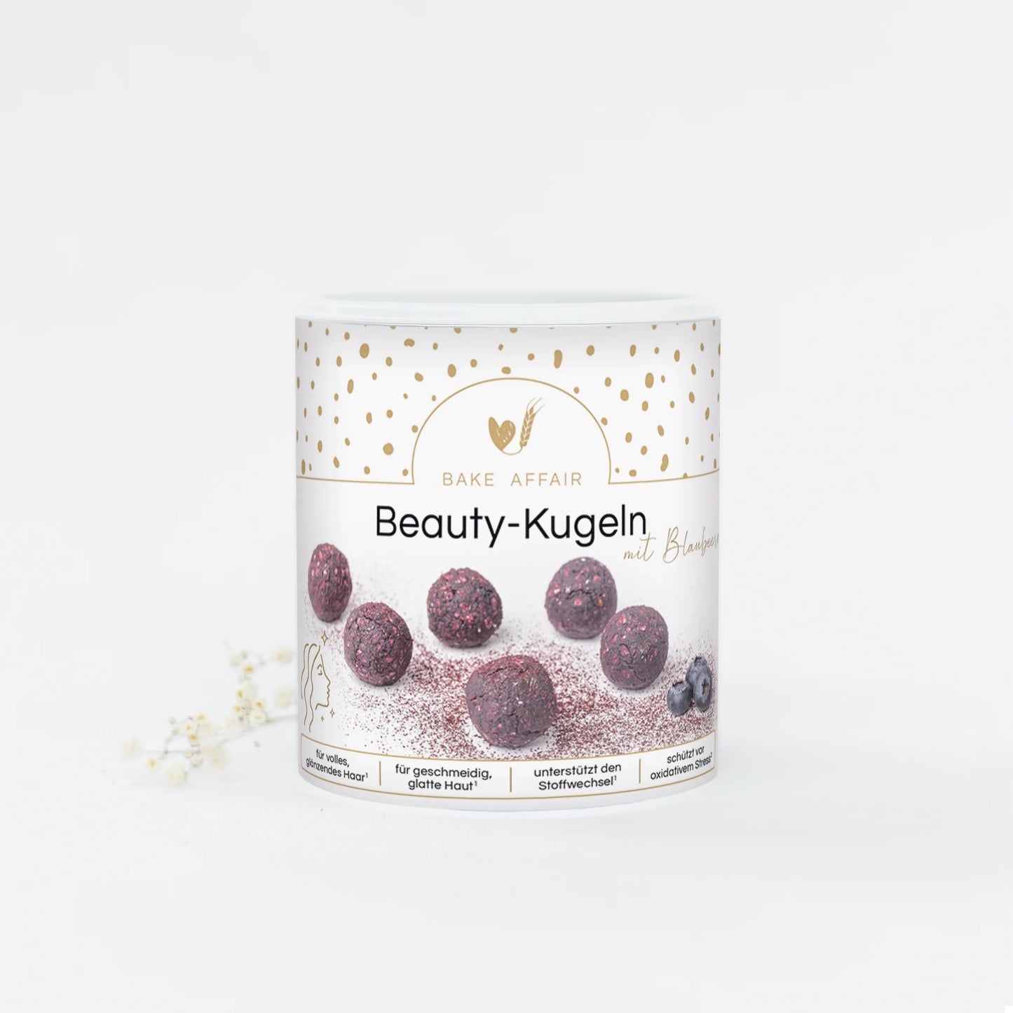 Runde, dunkelrote Beauty-Kugeln auf weißem Verpackungsbecher mit goldenen Punkten und Text 'Bake Affair Beauty-Kugeln'.
