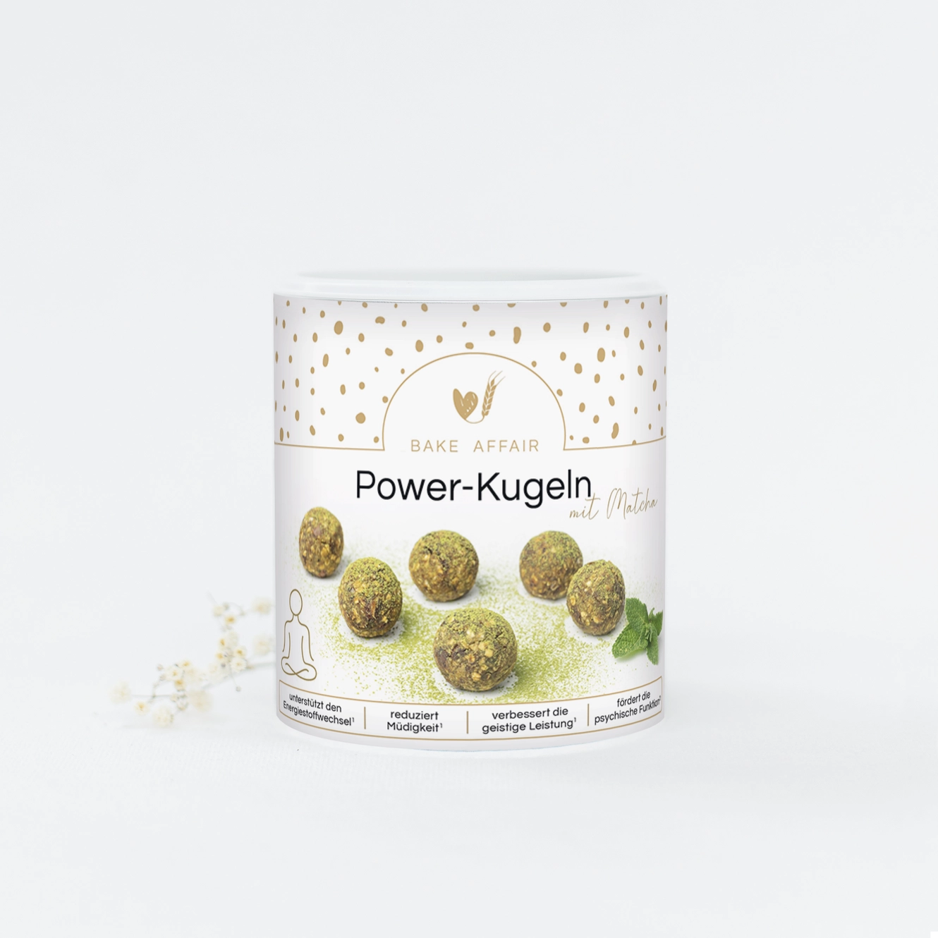 Runde grüne Power-Kugeln mit Matcha auf weißem Behälter mit goldenen Punkten und Text 'Power-Kugeln mit Matcha'.