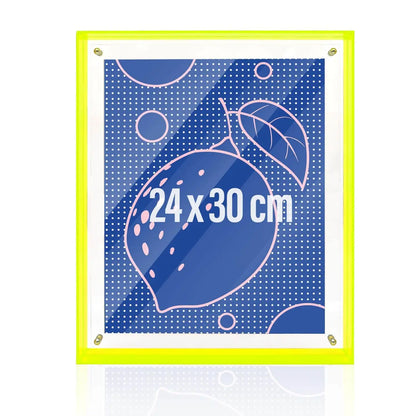 NeonGelber Bilderrahmen mit einem blauen Einleger, der eine Zitrone und die Maße '24x30 cm' zeigt