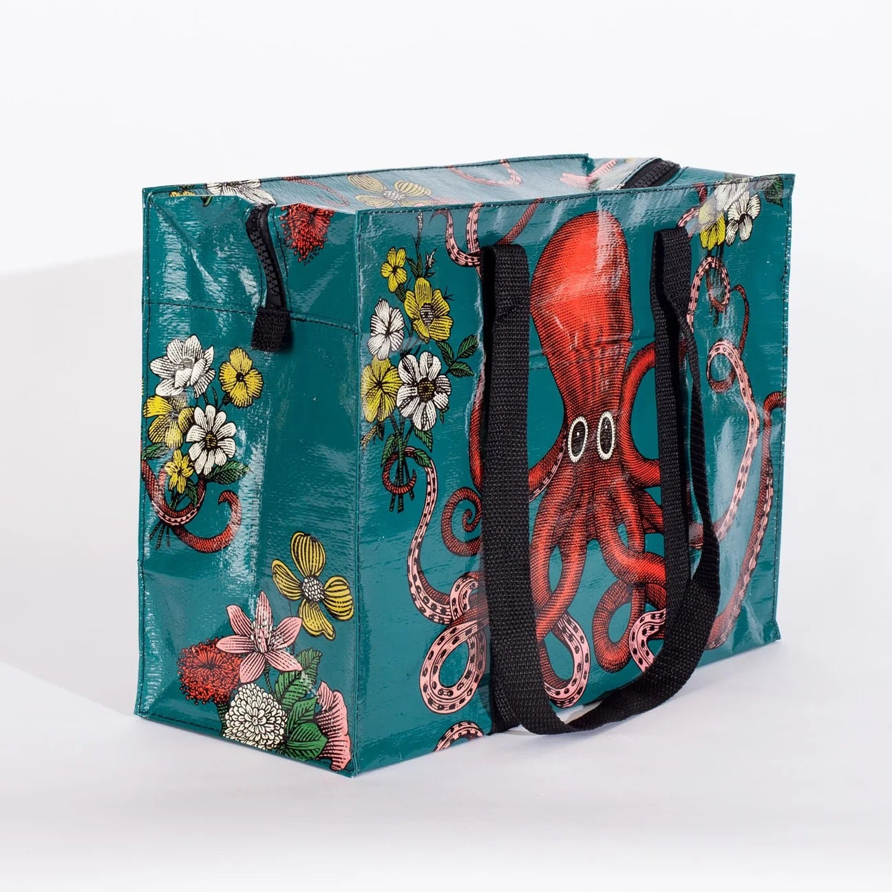 Tragetasche mit schwarzem Griff, bedruckt mit einem großen roten Oktopus und weißen Blumen auf türkisfarbenem Hintergrund, seitlich