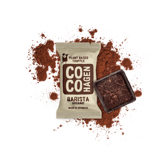 CocoHagen Bio-Barista-Trüffel in cremefarbener Verpackung mit Kakaopulver auf weißem Hintergrund, unverpackter, dunkler Schokoladentrüffel neben der Verpackung, hergestellt in Dänemark