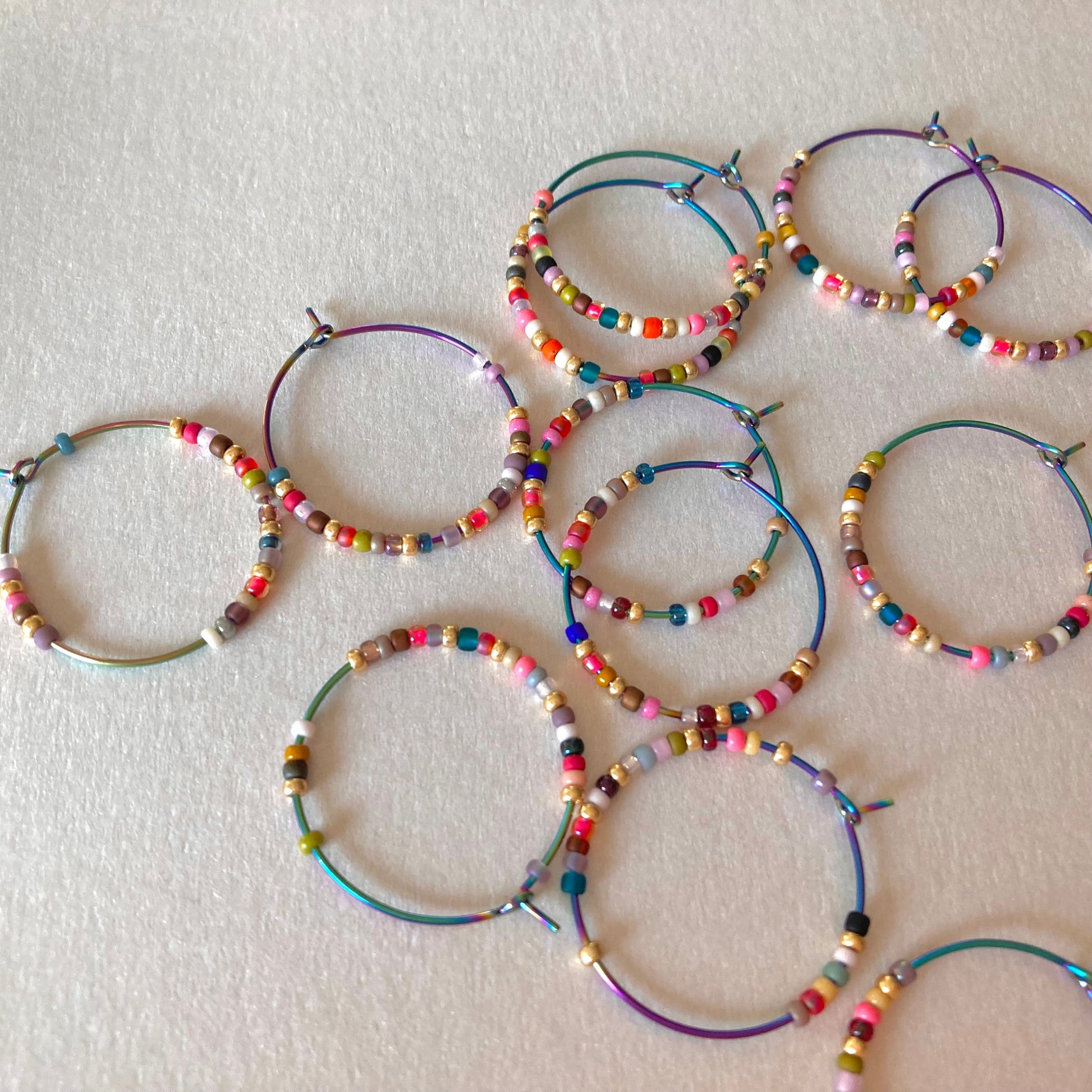 Miyuki Perlen Creolen in Regenbogenfarben