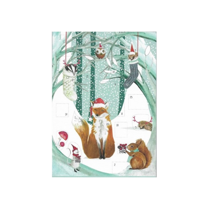 Adventskalender-Fuchs mit Weihnachtsmütze sitzt im verschneiten Wald, umgeben von Eichhörnchen, Vogel und Maus mit Weihnachtsmützen und Socken als Adventskalender.