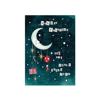 Adventskalender-Mond mit Gesicht, Weihnachtsstern, Zuckerstange, Geschenk, Weihnachtskugel und Socke vor dunkelgrünem Hintergrund mit Schneeflocken, Text 'Schöne Festtage und ein gutes neues Jahr' in ausgeschnittenen Buchstaben.