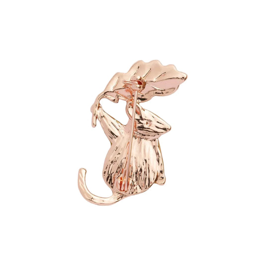 Brosche in form einer maus, die ein eichenblatt hält, mit goldfarbenen und rosa details