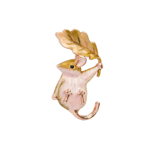 Brosche in form einer Haselmaus, die ein eichenblatt hält, mit goldfarbenen und rosa details