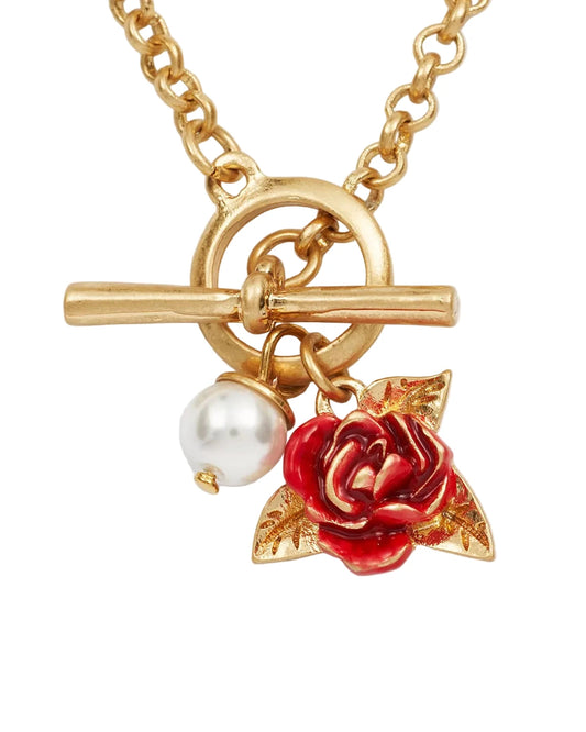 Elegante goldfarbene Halskette mit T-Steg-Knebelverschluss und dekorativem Anhänger. Der Anhänger besteht aus einem zarten roten Rosenanhänger mit goldenen Blättern und einer glänzenden weißen Perle, die für eine romantische und feminine Ästhetik sorgt.