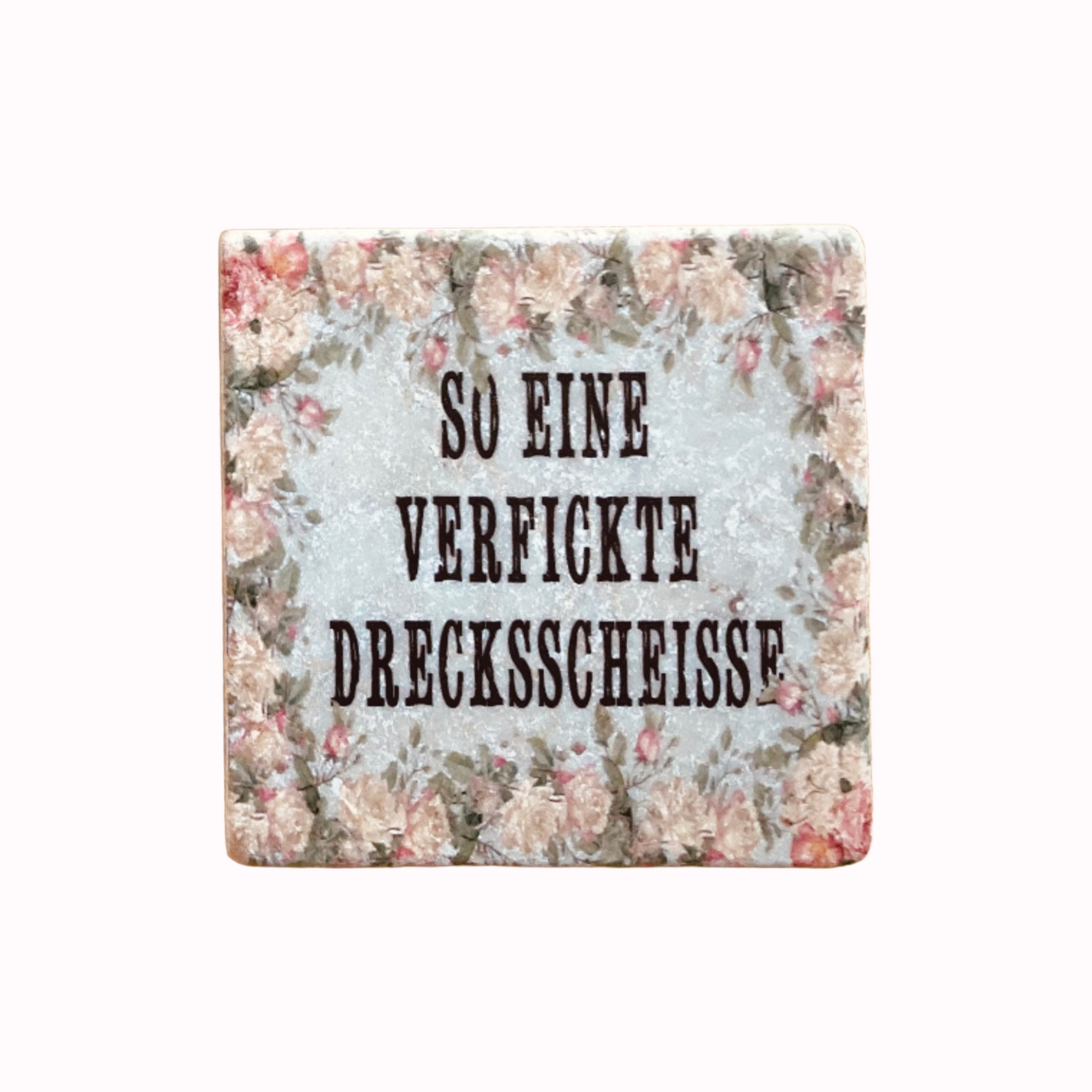 Quadratische Fliese mit Blumenmuster und dem Text 'SO EINE VERFICKTE DRECKSSCHEISSE' in Großbuchstaben