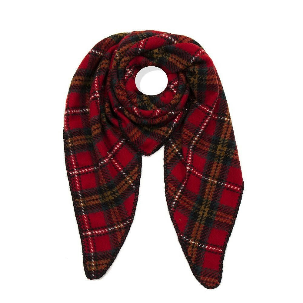 Roter Dreieckschal mit braunem Karo-Muster, elegant drapiert auf weißem Hintergrund