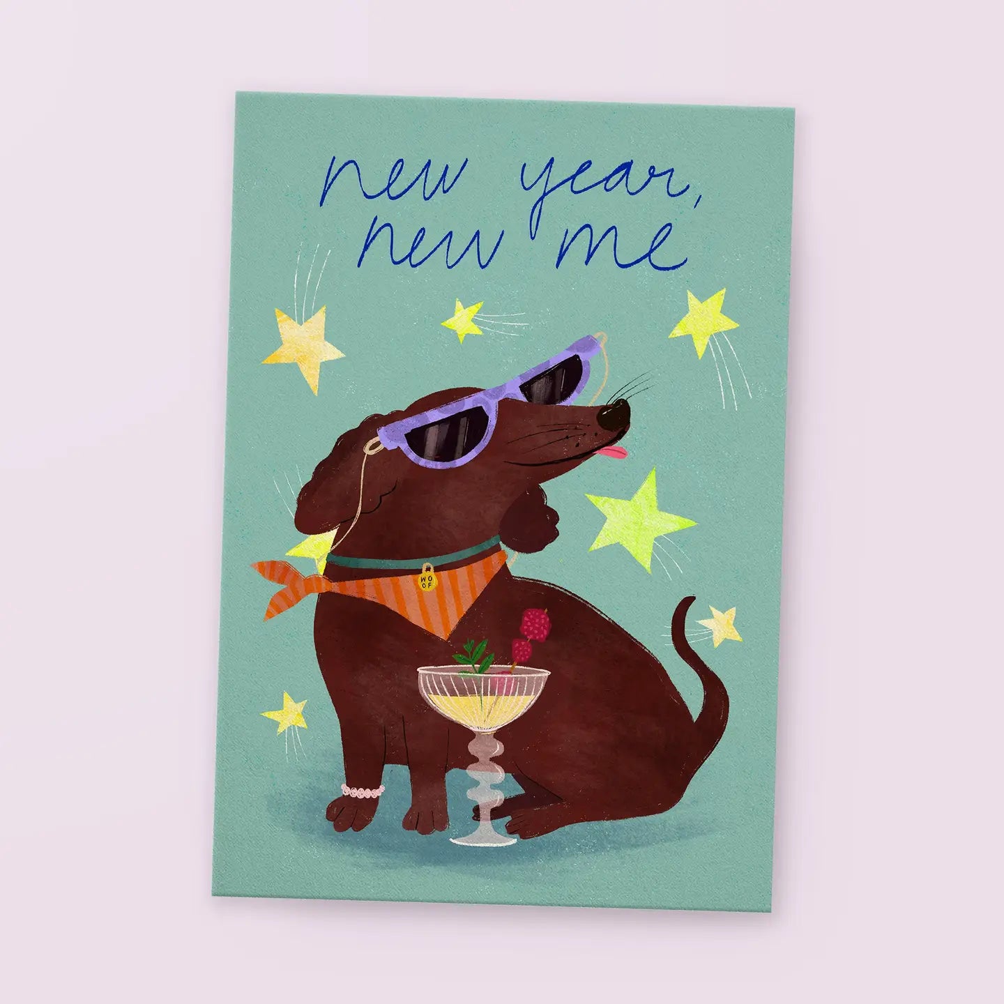 Brauner Dackel mit lila Sonnenbrille, orange Halstuch und Perlenarmband sitzt vor grünem Hintergrund mit gelben Sternen und hält ein Cocktailglas. Text 'new year, new me' in blauer Handschrift.