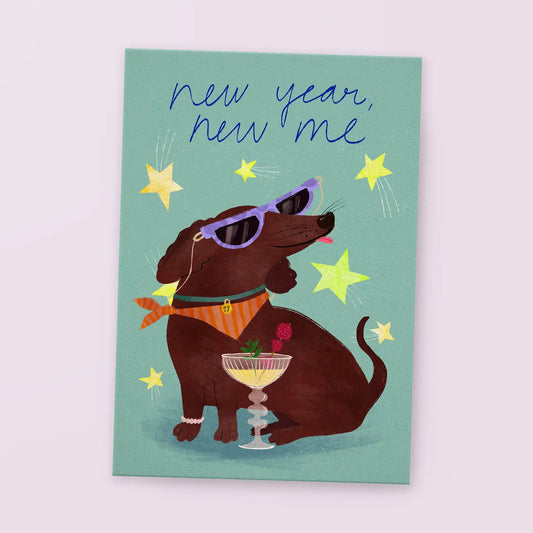 Brauner Dackel mit lila Sonnenbrille, orange Halstuch und Perlenarmband sitzt vor grünem Hintergrund mit gelben Sternen und hält ein Cocktailglas. Text 'new year, new me' in blauer Handschrift.