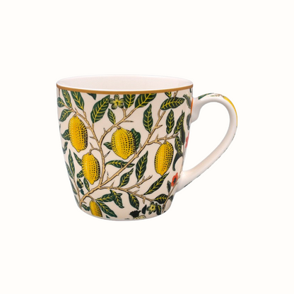 Weißer Keramikbecher mit gelben Zitronen und grünen Blättern als Muster, goldfarbener Rand am oberen Rand.