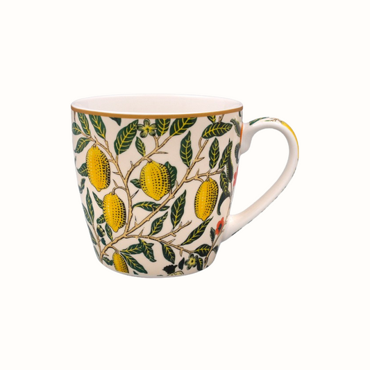 Weißer Keramikbecher mit gelben Zitronen und grünen Blättern als Muster, goldfarbener Rand am oberen Rand.