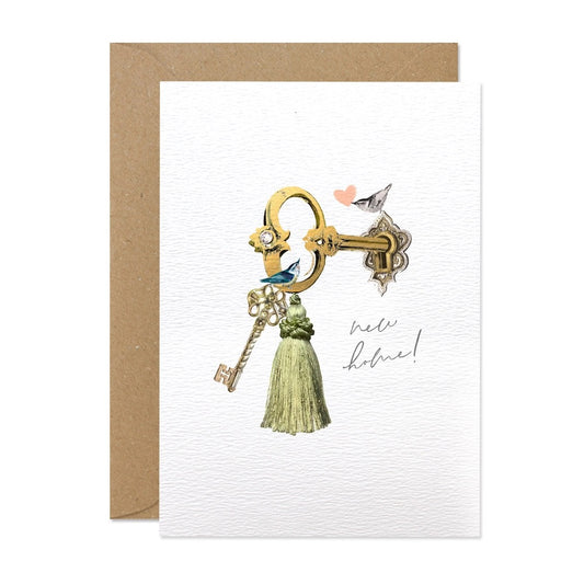 Hochwertige Grußkarte zum Einzug mit einer Illustration eines antiken goldenen Schlüssels, einem kleinen Vogel und einer grünen Quaste, Text: New Home!