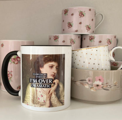 Tassen gestapelt mit Schrank 