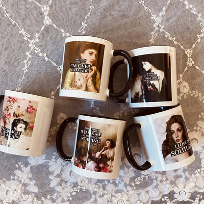 Liegende Tasse auf Spitzendecke 