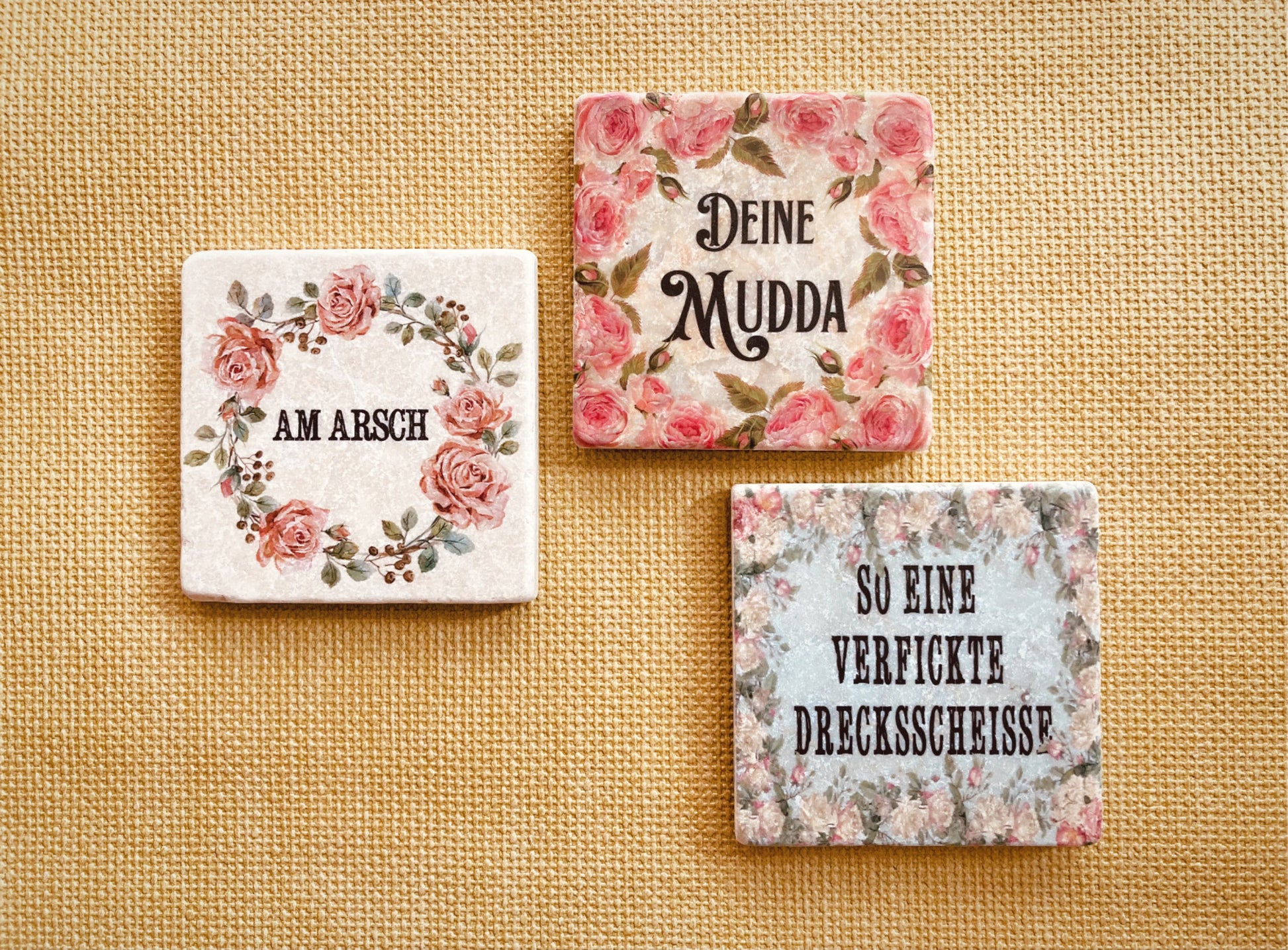 Set mit 3 floralen Untersetzern mit deutschem Text und Vintage-Rosendesign