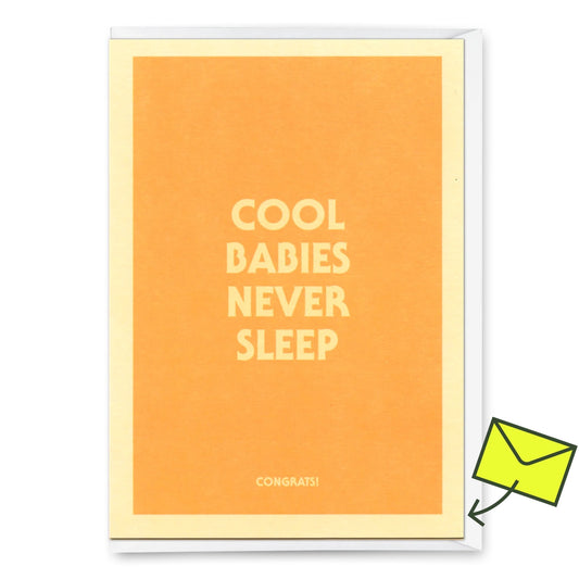 Dies ist eine Glückwunschkarte mit korallen-/orangefarbenem Hintergrund und weißem Text. Darunter steht „COOLE BABIES NEVER SLEPP“ und darunter kleiner „Congrats!“. In der oberen rechten Ecke befindet sich ein gelber „Deli Cards“-Aufkleber. Die Karte hat einen cremefarbenen Rand.