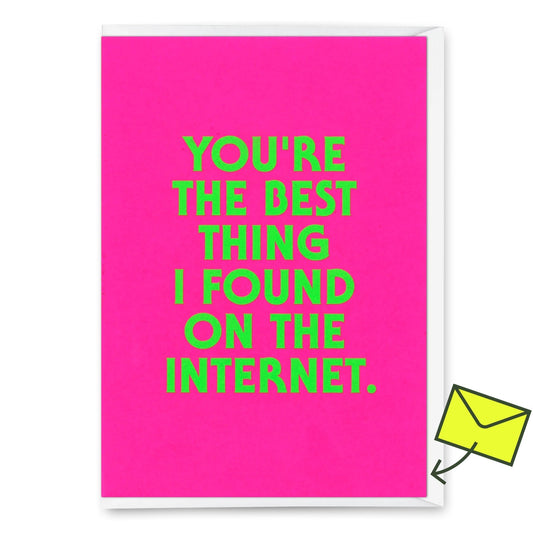 Eine humorvolle Grußkarte mit leuchtend rosa Hintergrund und grünem Text: „you’re the best thing I found on the INTERNET.“ In der oberen rechten Ecke befindet sich ein gelber „Deli Cards“-Aufkleber. 