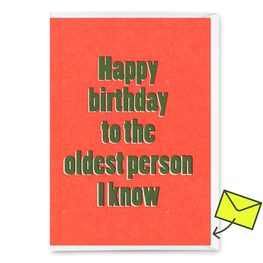Humorvolle Geburtstagskarte mit orange-rotem Hintergrund und grünem Text, auf dem steht: ‘Happy Birthday to the oldest person I Know’